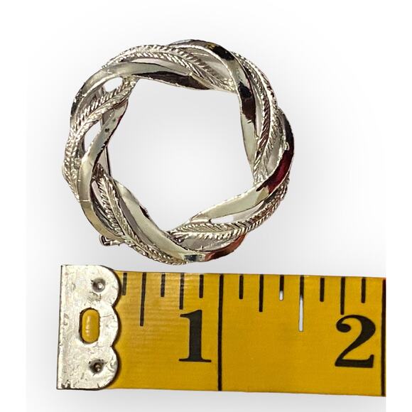 Vintage Gerry's Silver Tone Wreath Brooch Signed Textured Metal Woven Circle - Picture 4 of 4